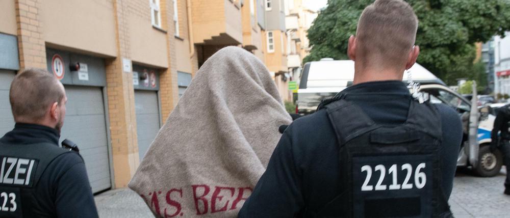 Polizisten führen im August 2018 in Berlin einen Verdächtigen nach einer Razzia gegen kriminelle Mitglieder arabischer Großfamilien ab.