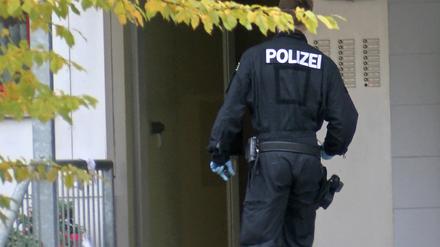 Die Polizei führte mit Unterstützung von Spezialeinheiten in verschiedenen Wohnungen in Bamberg Razzien durch.