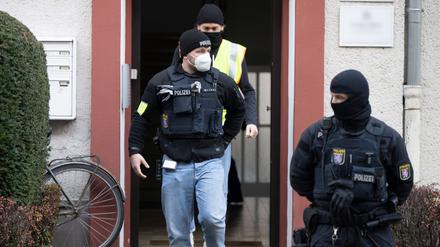 Bei einer Razzia gegen sogenannte Reichsbürger stehen Polizisten vor einem durchsuchten Objekt in Frankfurt. 