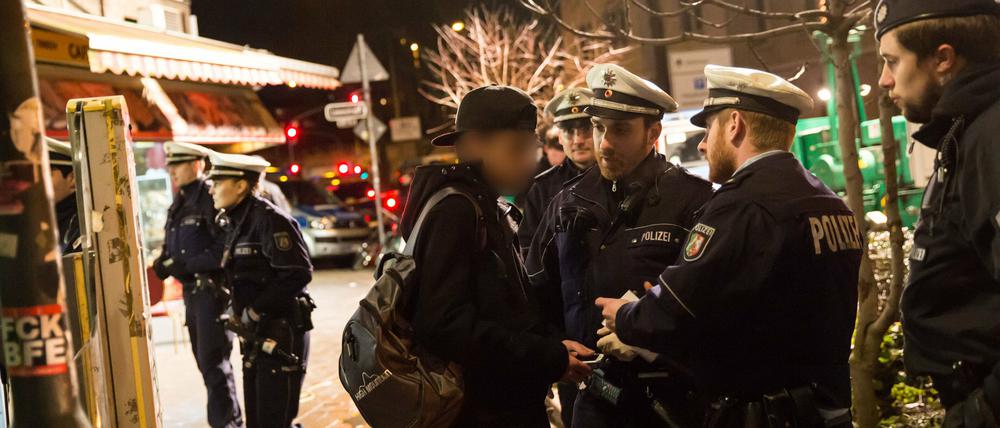 Polizisten kontrollierten bei einer Razzia im so genannten "Maghreb-Viertel" in Düsseldorf mehr als 290 Personen. 
