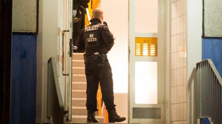 Verdacht auf Vorbereitung eines Terroranschlags: Razzia im Hausflur eines Mehrfamilienhauses in Marzahn-Hellersdorf. 