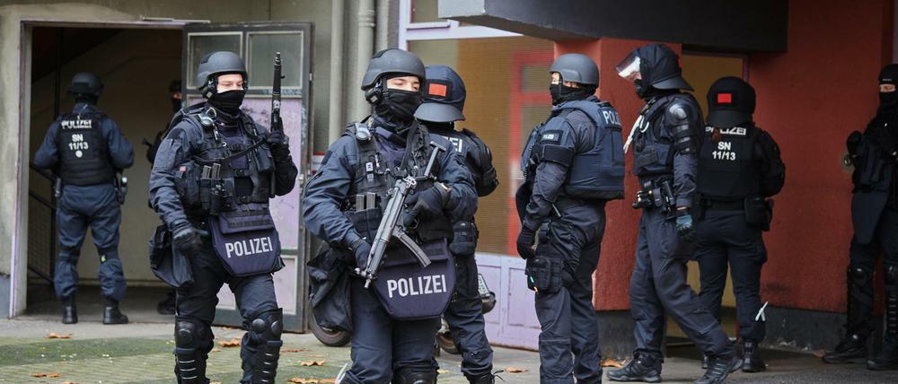 Polizisten führten eine Razzia in 18 Objekten in Berlin durch.