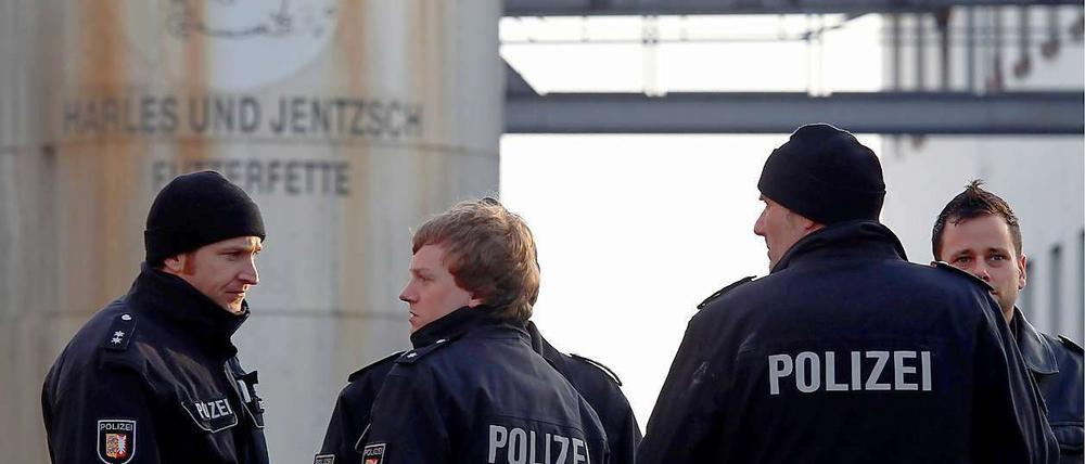 Polizisten bei einer Razzia des Futtermittelherstellers Harles und Jentzsch in Uetersen.