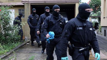 Die Polizei hat 15 Objekte mutmaßlicher Islamisten in Hessen und Nordrhein-Westfalen durchsucht (Symbolbild).