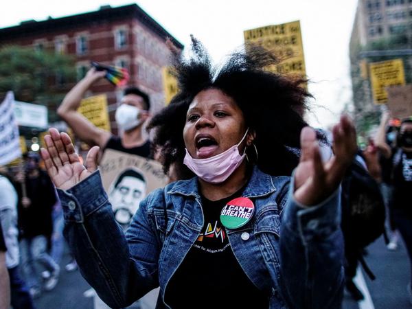 Ein Land atmet auf: Eine Demonstrantin in New York reagiert auf die Urteilsverkündung in Minneapolis. 