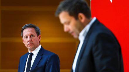 Haben schon schönere Tage erlebt: Der SPD-Spitzenkandidat Thomas Losse-Müller (links) mit Parteichef Lars Klingbeil am Tag nach der Niederlage in Schleswig-Holstein.