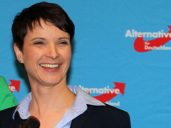 AfD-Chefin Frauke Petry freut sich über die Wahlerfolge in Sachsen-Anhalt, Rheinland-Pfalz und Baden-Württemberg.