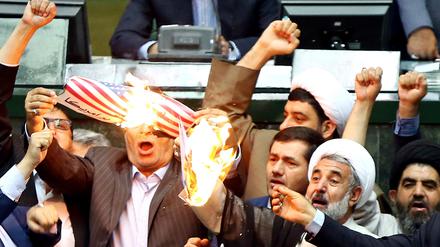 Brennende US-Flagge im Parlament in Teheran: Nicht alle Politiker im Iran reagierten so zurückhaltend wie Präsident Ruhani.