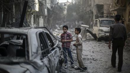 Kinder im syrischen Douma. Der Vorort von Damaskus wird von Rebellen gehalten und ist immer wieder Luftangriffen der Regierungstruppen ausgesetzt.