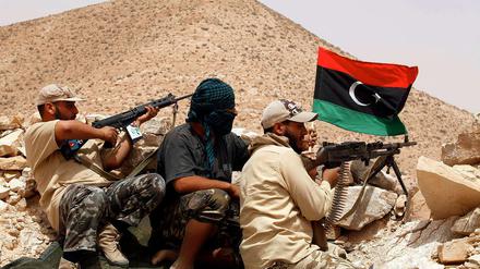 Verfahrene Situation: Trotz der unterstützenden Luftangriffe der Nato dauern die Kämpfe zwischen Aufständischen und libyschen Regierungstruppen unvermindert an.