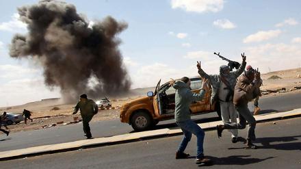 Auch am Freitag wurden die Rebellen von den Einheiten Gaddafis bombardiert.