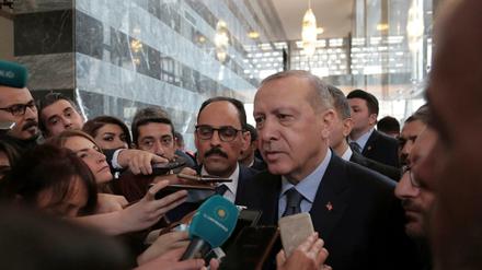 Erdogan hat die von US-Präsident Trumps Sicherheitsberater Bolton genannten Bedingungen für einen Abzug der US-Truppen aus Syrien scharf zurückgewiesen. 