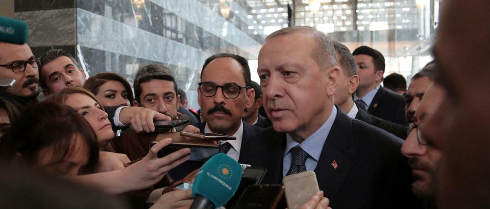 Erdogan hat die von US-Präsident Trumps Sicherheitsberater Bolton genannten Bedingungen für einen Abzug der US-Truppen aus Syrien scharf zurückgewiesen. 