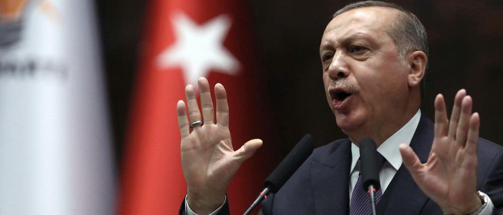 Der türkische Präsident Recep Tayyip Erdogan spricht im Parlament in Ankara. 