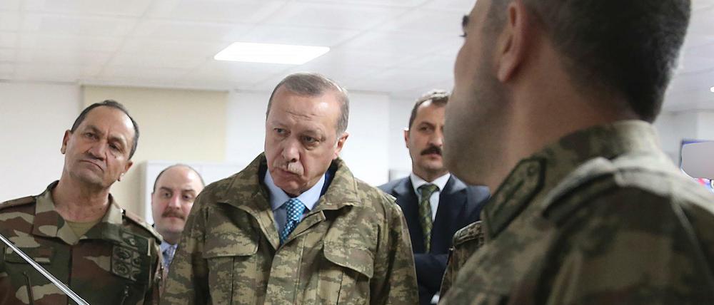 Ein vom Presidency Press Service zur Verfügung gestelltes Foto zeigt den türkischen Präsidenten Recep Tayyip Erdogan (M) während eines Briefings nahe der syrischen Grenze. 