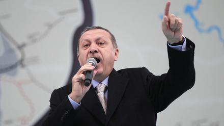 Der heutige türkische Präsident Recep Tayyip Erdogan bei einer Wahlkampfrede in Istanbul im Februar 2014.
