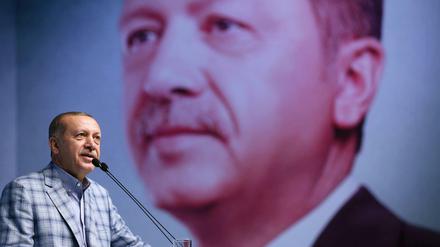 Der türkische Staatspräsident Recep Tayyip Erdogan auf einer Versammlung der AKP.