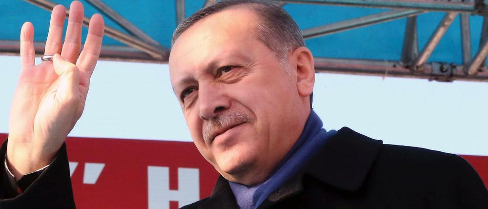 Gruß ans Volk: Im April sollen die Türken über die Einführung des Präsidialsystems abstimmen, das Präsident Erdogan weitreichende Befugnisse erteilen würde. 