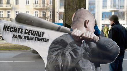 "Rechte Gewalt kann jeden treffen" steht auf einem Aufsteller in Berlin (Archivfoto aus dem Jahr 2009) . 