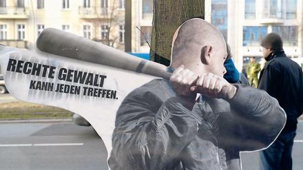 Ein Aufsteller macht in Berlin auf die Gewalt von Rechten aufmerksam.