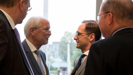 Bundesjustizminister Heiko Maas (r, SPD) und der scheidende Generalbundesanwalt Harald Range