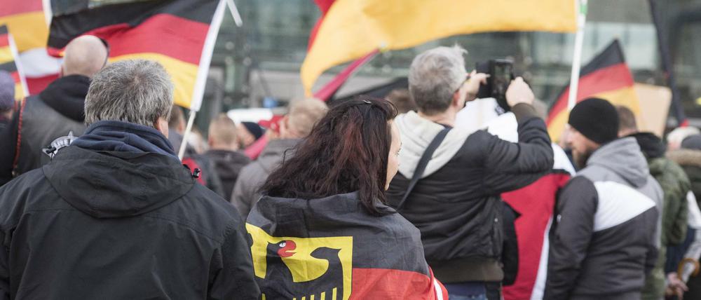 Der Verfassungsschutz rechnet 24.100 Menschen in Deutschland der rechtsextremen Szene zu. Dazu kommen ca. 19.000 Reichsbürger.