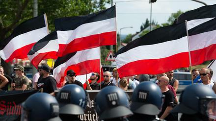 Anhänger der rechtsextremen Kleinstpartei "Die Rechte" lassen bei der Demonstration im Sommer ihre Fahnen wehen.