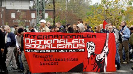 Rechtsextreme marschieren in Potsdam in Richtung Babelsberg.