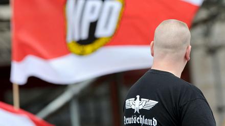 Ein NPD-Anhänger in Berlin. V-Leute des Verfassungsschutzes sind auch bei der rechtsextremen Partei im Einsatz.