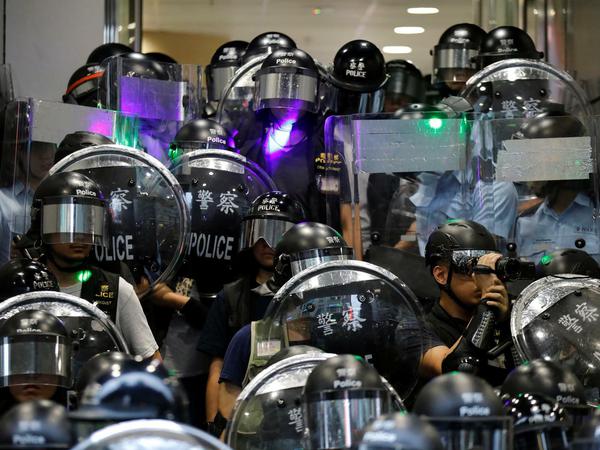 Mit voller Montur gegen Demonstranten: Sicherheitskräfte vor einer Polizeistation in Hongkong