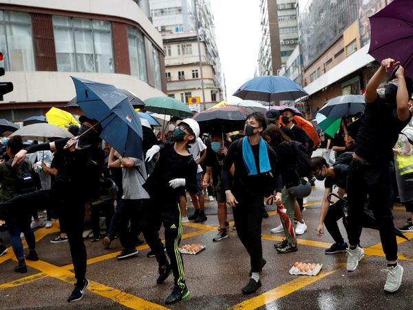 Regenschirm-Proteste reloaded: Am Samstag wurde im strömenden Regen demonstriert. Eier gingen auch zu Bruch.