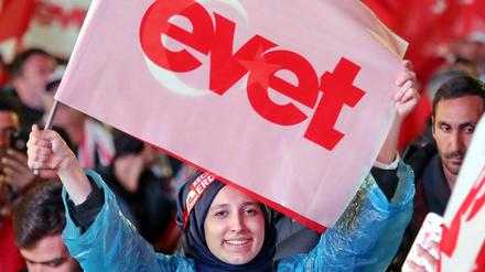 AKP-Anhänger feiern den Ausgang des Referendums vor der Parteizentrale in Ankara.