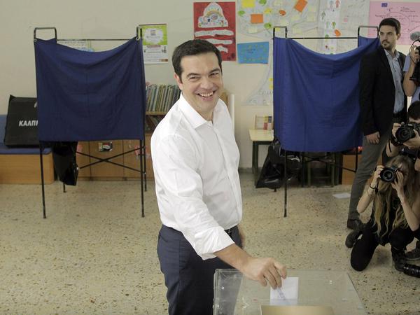 Der griechische Ministerpräsident Alexis Tsipras bei der Stimmabgabe zum Referendum am Sonntag in Athen