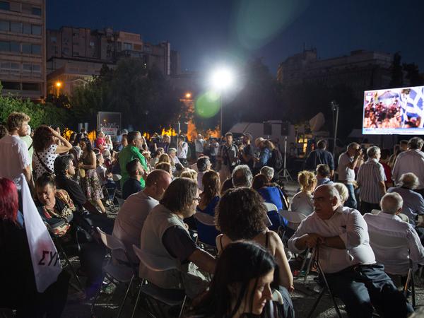 Auf dem Klafthmonos Platz im Zentrum Athens verfolgen OXI-Anhänger die Wahlberichterstattung und diskutieren die Ergebnisse. 