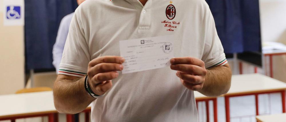 Der Chef der Partei Lega Nord, Matteo Salvini, zeigt am 22.10.2017 in Mailand (Italien) das Zertifikat der Stimmenabgabe zum Referendum.