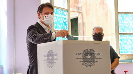 Giuseppe Conte (l), Ministerpräsident von Italien, gibt seinen Stimmzettel für die Regionalwahlen ab. 