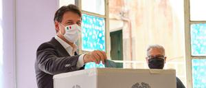Giuseppe Conte (l), Ministerpräsident von Italien, gibt seinen Stimmzettel für die Regionalwahlen ab. 