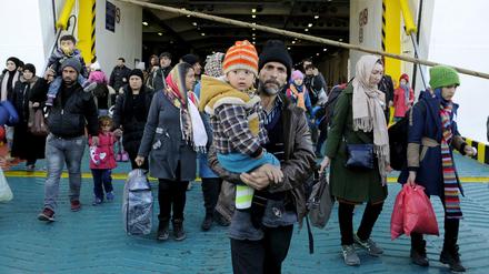 Mit einer Fähre sind diese Migranten am zweiten Weihnachtsfeiertag in Piräus angekommen. Auch an Silvester kamen gut 3600 Menschen in der griechischen Hafenstadt an.