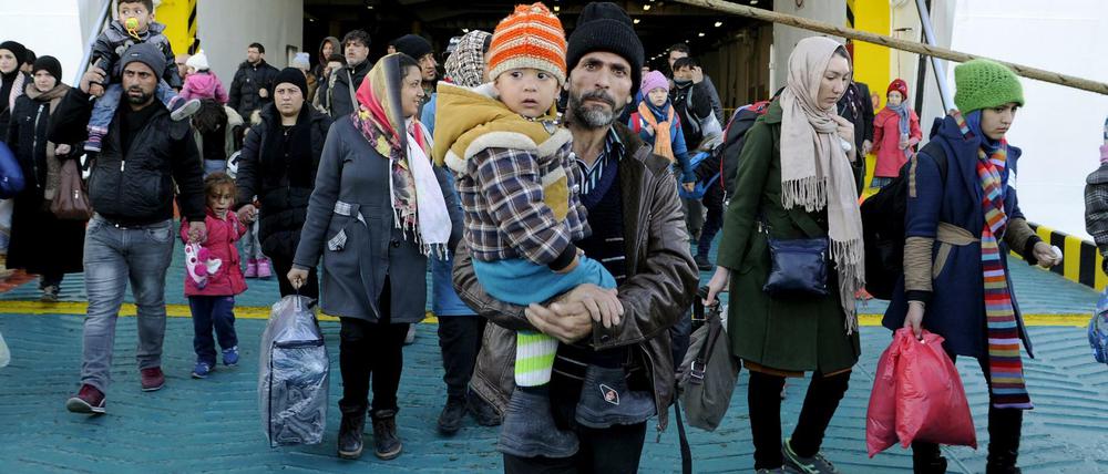 Mit einer Fähre sind diese Migranten am zweiten Weihnachtsfeiertag in Piräus angekommen. Auch an Silvester kamen gut 3600 Menschen in der griechischen Hafenstadt an.