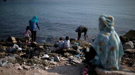 Migranten des zerstörten Camps auf der Insel Lesbos.