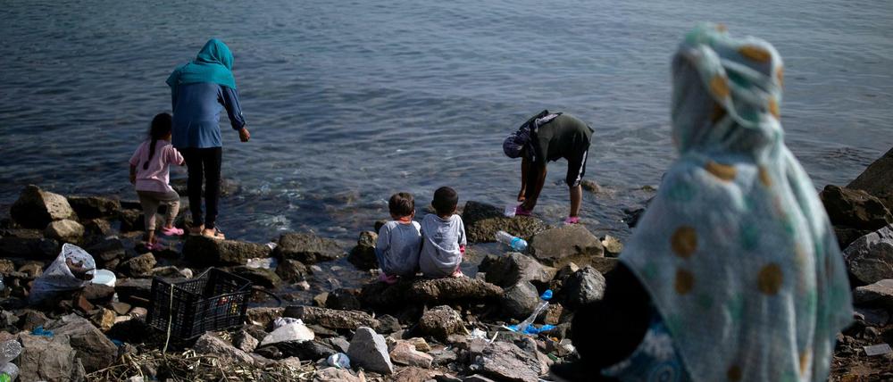 Migranten des zerstörten Camps auf der Insel Lesbos.