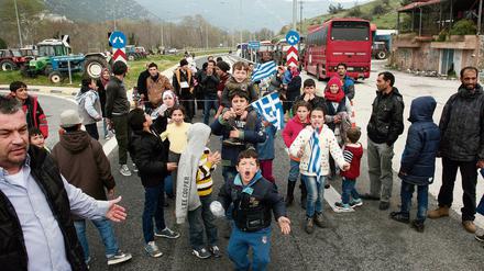 Protest auf der Autobahn. Migranten demonstrieren zwischen Athen und Thessaloniki, weil sie nicht mehr nach Mitteleuropa weiterkommen.