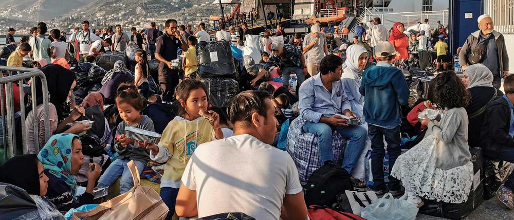 Migranten warten auf Lesbos auf ihre Verlegung.