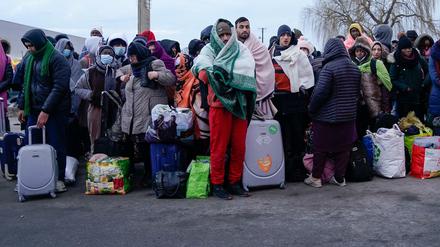 Zehntausende wollen sich vor dem Krieg in der Ukraine nach Polen in Sicherheit bringen. Hier warten Flüchtlinge am Grenzübergang Medyka auf den Transport in Notquartiere in der polnischen Stadt Przemysl.