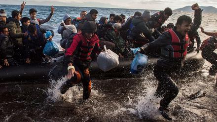 Geschafft. In den ersten drei Novemberwochen kamen noch tausende Flüchtlinge täglich in Griechenland an.