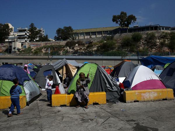 Flüchtlinge im Hafen von Piräus bei der Reparatur ihrer Iglu-Zelte.