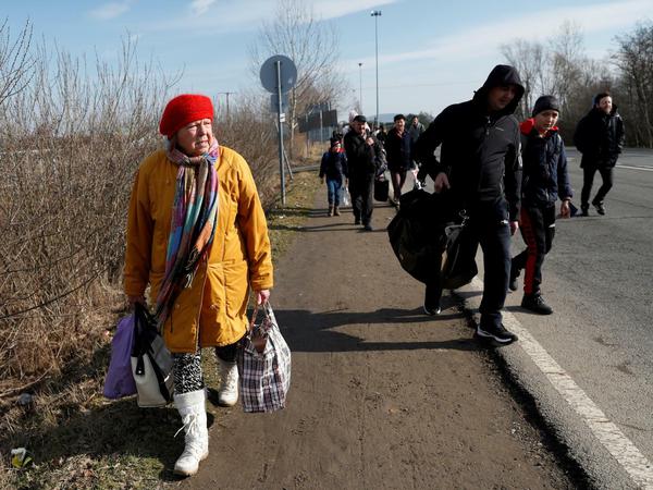 Geflüchtete aus der Ukraine kommen in Ungarn an.
