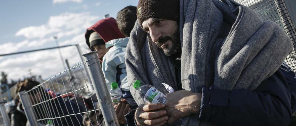 Flüchtlinge aus Syrien warten vor einem Flüchtlingslager im griechischen Idomeni an der Grenze zu Mazedonien.