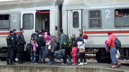 Flüchtlinge steigen in Kroatien einen Zug, der sie nach Slowenien bringt. 