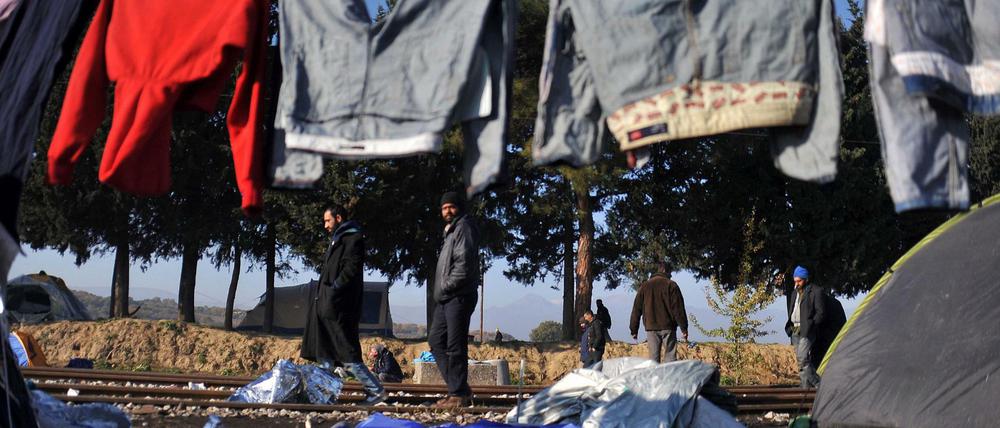 Flüchtlinge in der nordgriechischen Grenzstadt Idomeni. Nach Schließung der Grenze für bestimmte Flüchtlingsgruppen ist die Lage dort seit Tagen angespannt. 